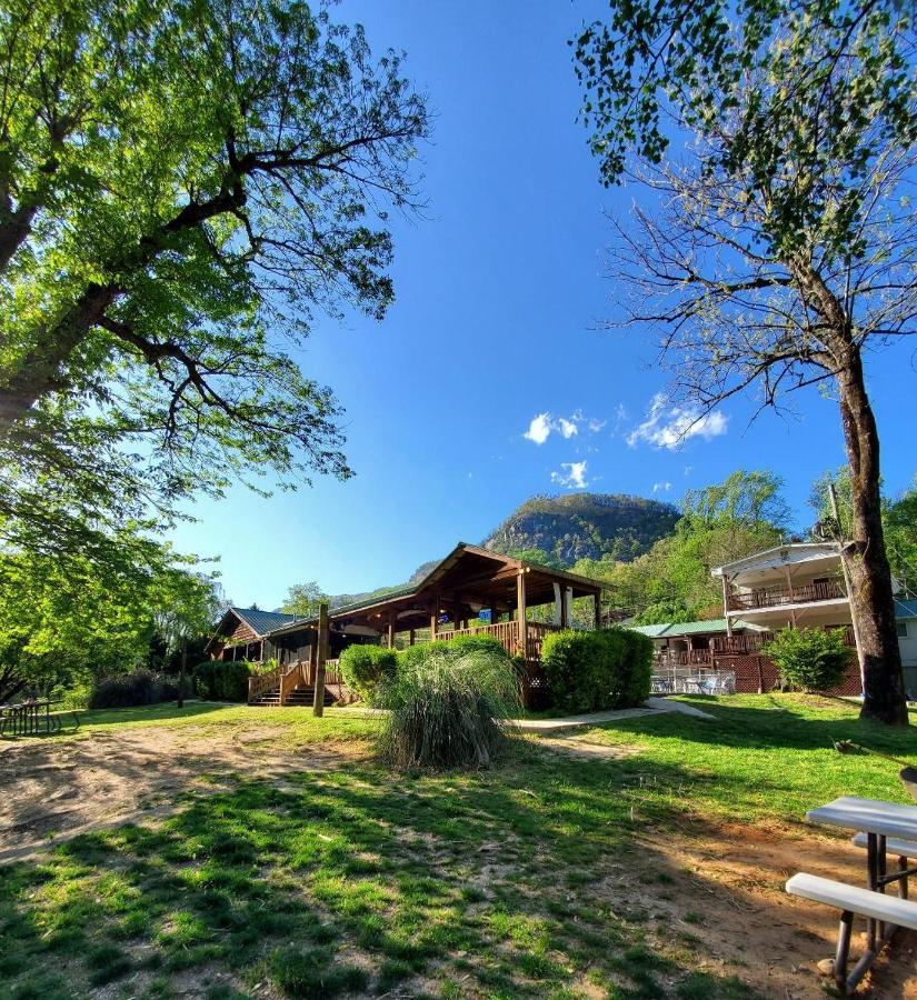 Geneva Hotel & Tiki Bar 침니 록 외부 사진