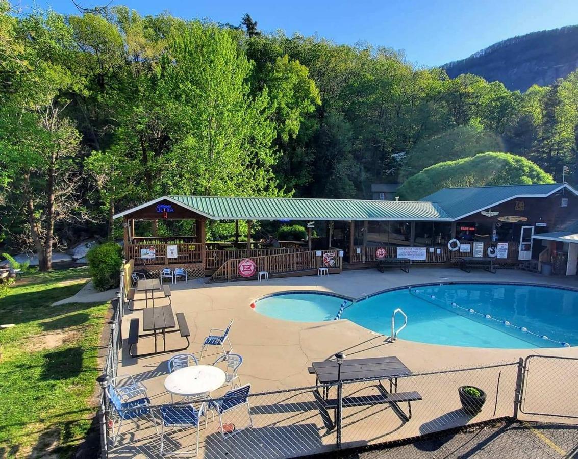 Geneva Hotel & Tiki Bar 침니 록 외부 사진