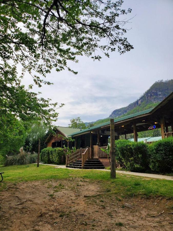Geneva Hotel & Tiki Bar 침니 록 외부 사진