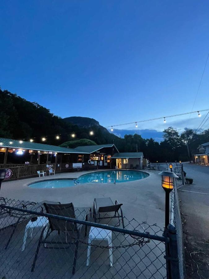 Geneva Hotel & Tiki Bar 침니 록 외부 사진