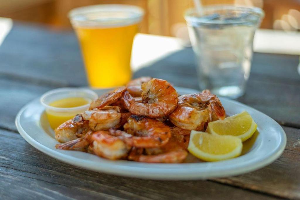 Geneva Hotel & Tiki Bar 침니 록 외부 사진