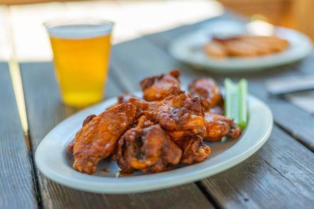 Geneva Hotel & Tiki Bar 침니 록 외부 사진