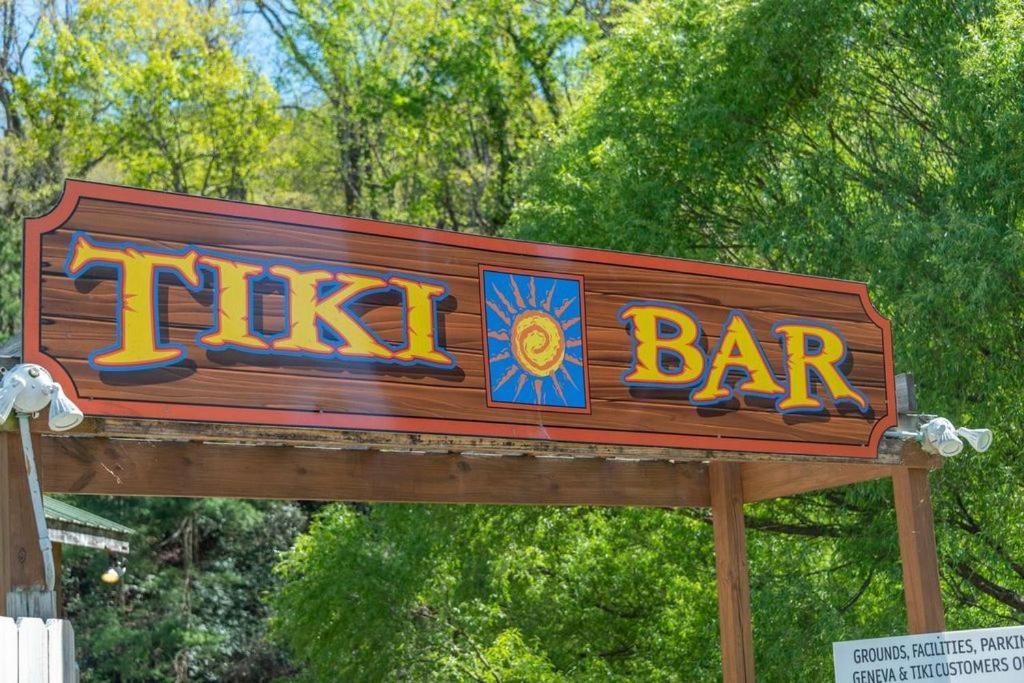 Geneva Hotel & Tiki Bar 침니 록 외부 사진