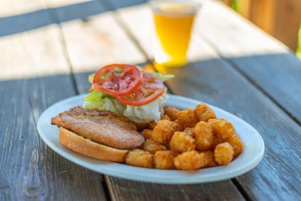 Geneva Hotel & Tiki Bar 침니 록 외부 사진