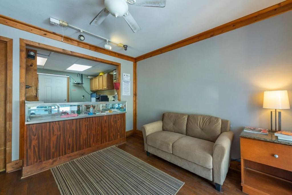 Geneva Hotel & Tiki Bar 침니 록 외부 사진